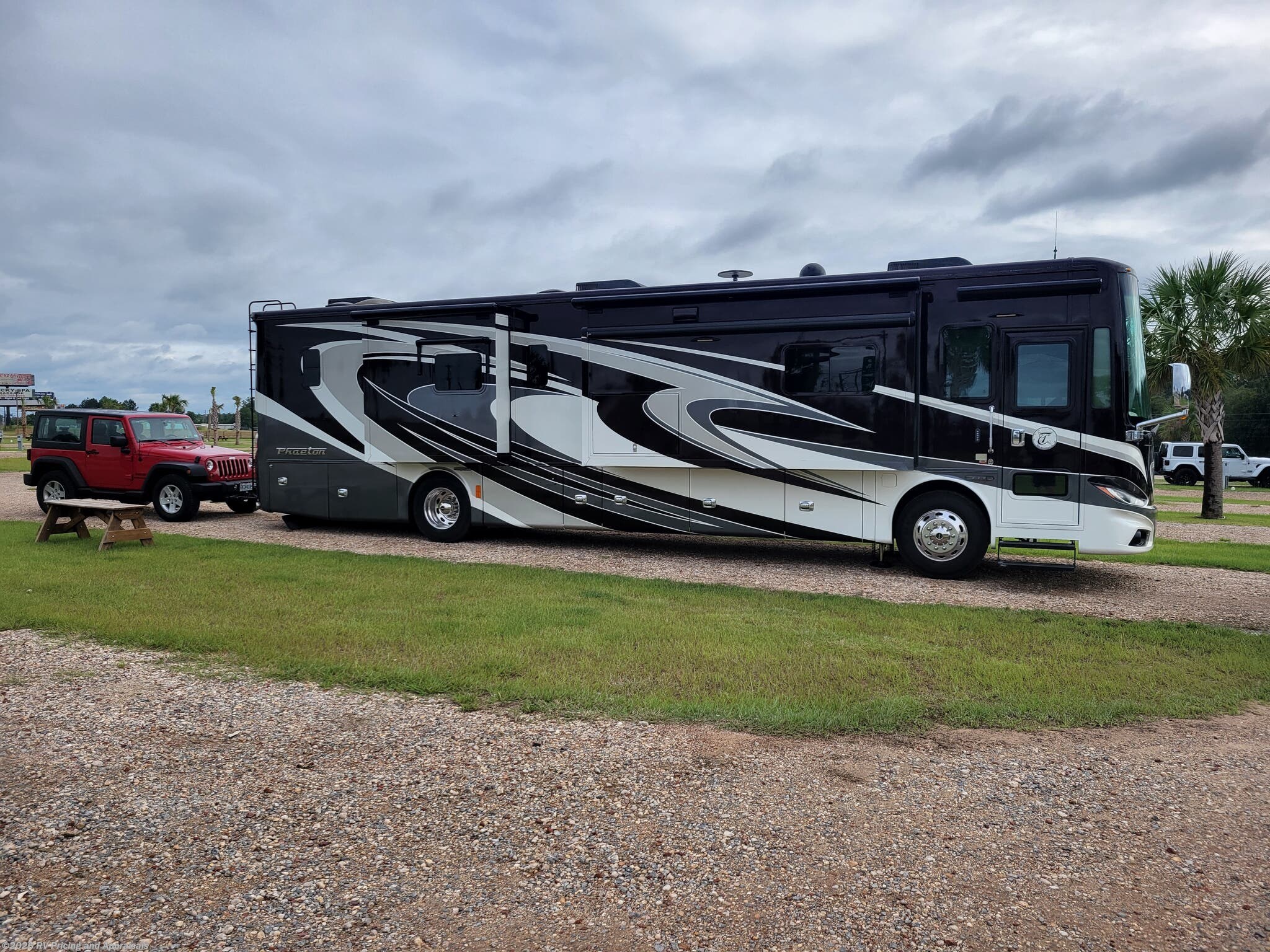2016 Tiffin Phaeton 40 QBH LOCATED IN Wentzville, Missouri - Used Class A For Sale by RV Pricing and Appraisals in , Florida