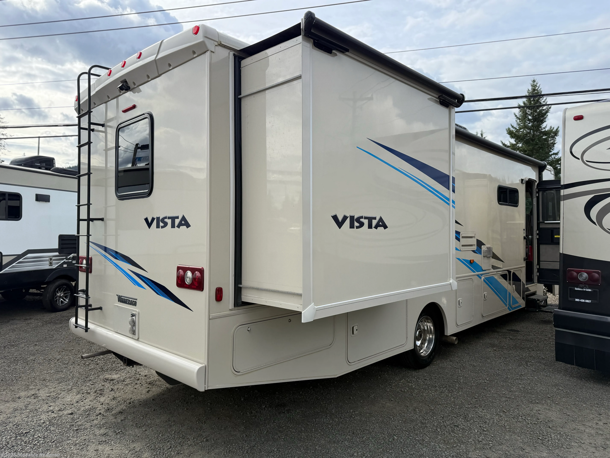 2019 Winnebago Vista 32YE - Used Class A For Sale by Sundance RV Center in Shelton, Washington features Smoke Detector, Furnace, Generator, Stove Top Burner, Refrigerator