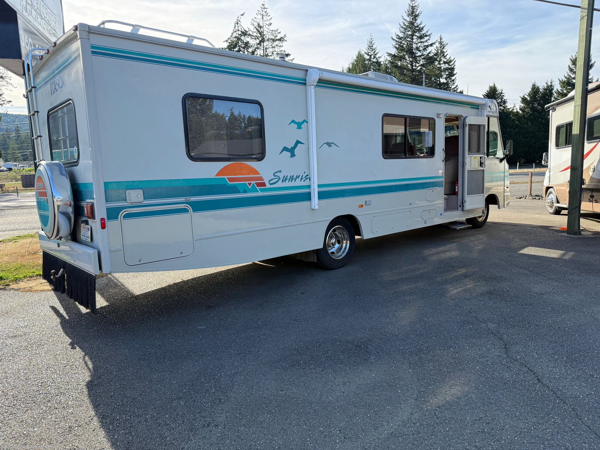 1994 Itasca Sunrise 31RQ - Used Class A For Sale by Sundance RV Center in Shelton, Washington features Stove Top Burner, Non-Smoking Unit, Self Contained, Water Heater, Skylight