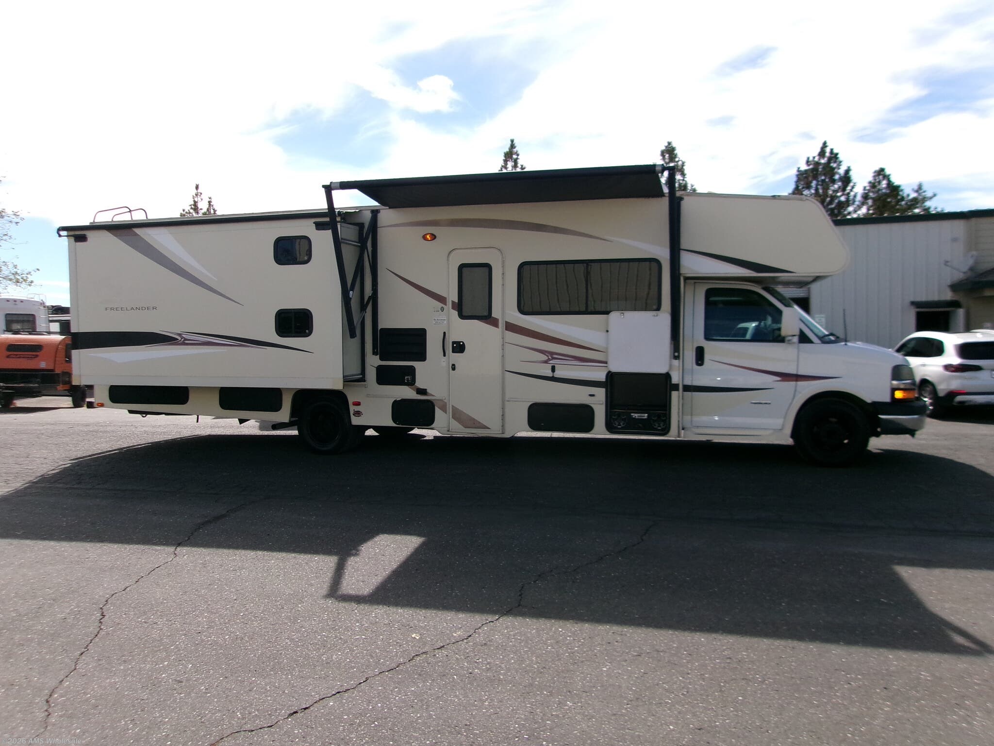 2014 Coachmen Freelander 32BH (Chevy) - Used Class C For Sale by AMS Wholesale in Placerville, California features TV Antenna, Skylight, Ladder, Furnace, Thermofoil Countertops