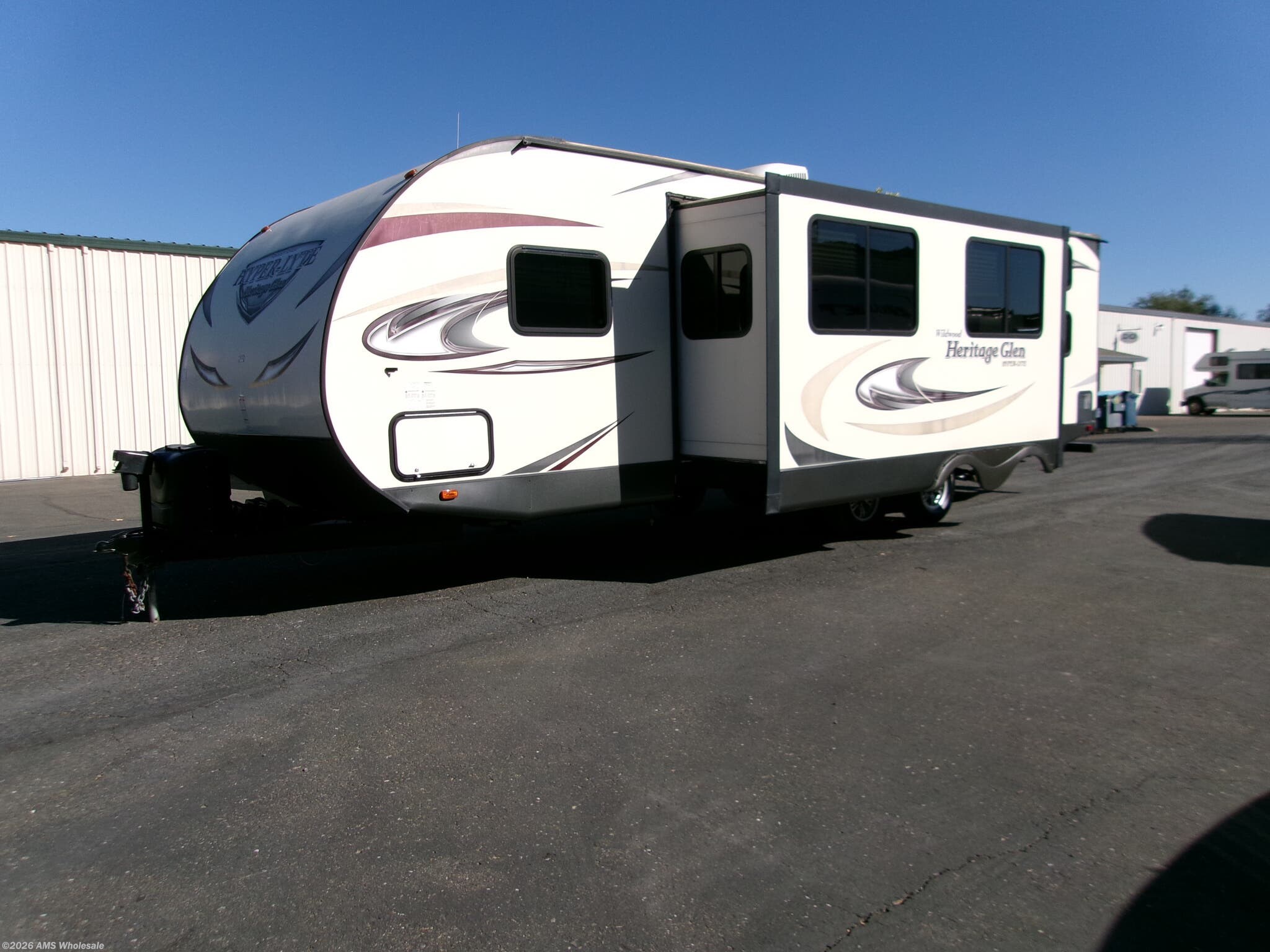 2017 Forest River Wildwood Heritage Glen Hyper-Lyte 29BHHL - Used Travel Trailer For Sale by AMS Wholesale in Placerville, California features Stabilizer Jacks, Medicine Cabinet, TV Antenna, Awning, Smoke Detector