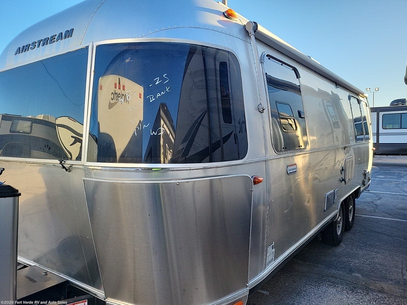 2021 Airstream International 25FB - Used Travel Trailer For Sale by Fort Verde RV and Auto Sales in Camp Verde, Arizona features Roof Vent, Hitch, Shower, Dinette, LED Lights