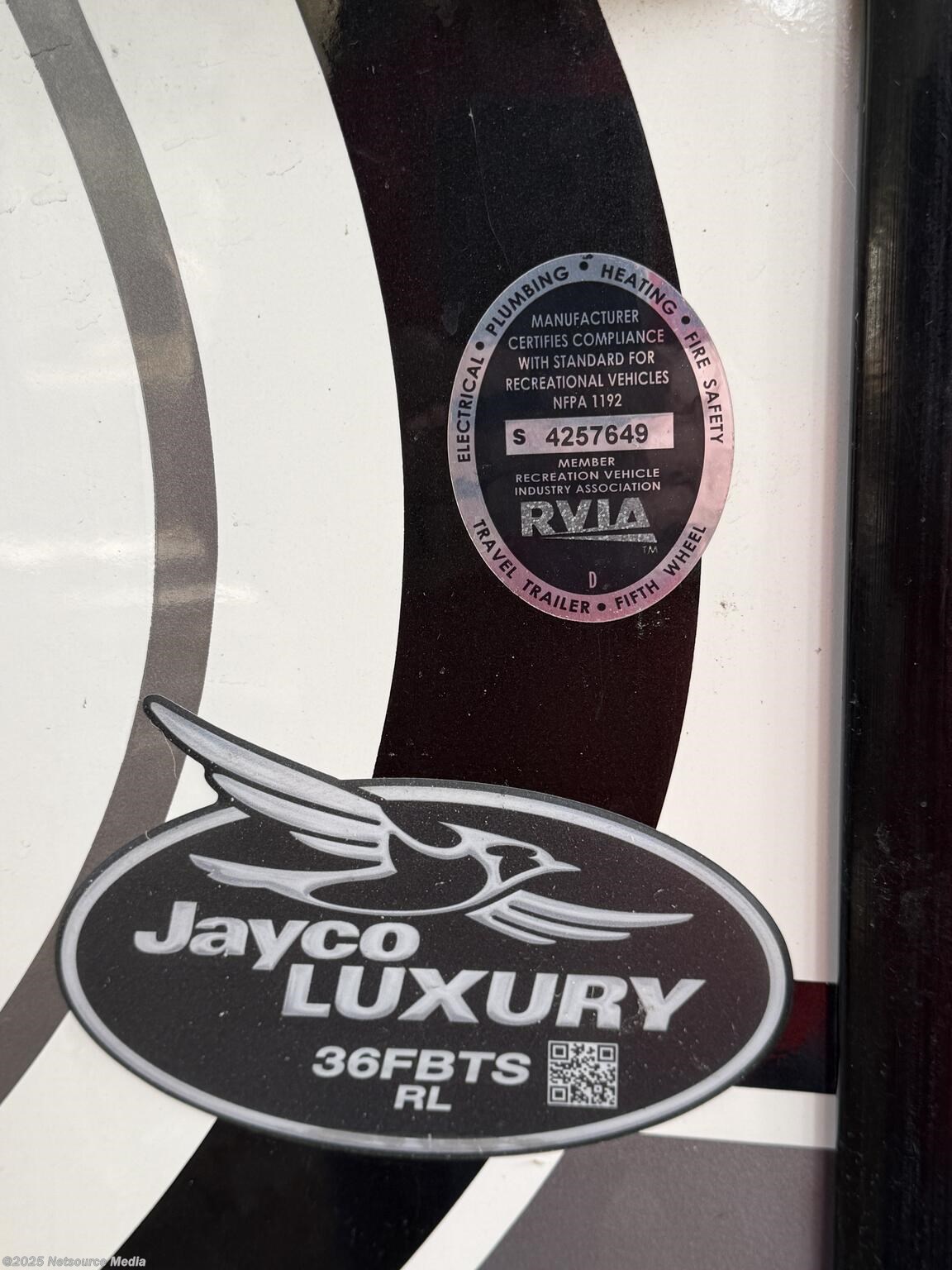 2017 Pinnacle by Jayco from For Sale By Owner in Reidsville, Michigan