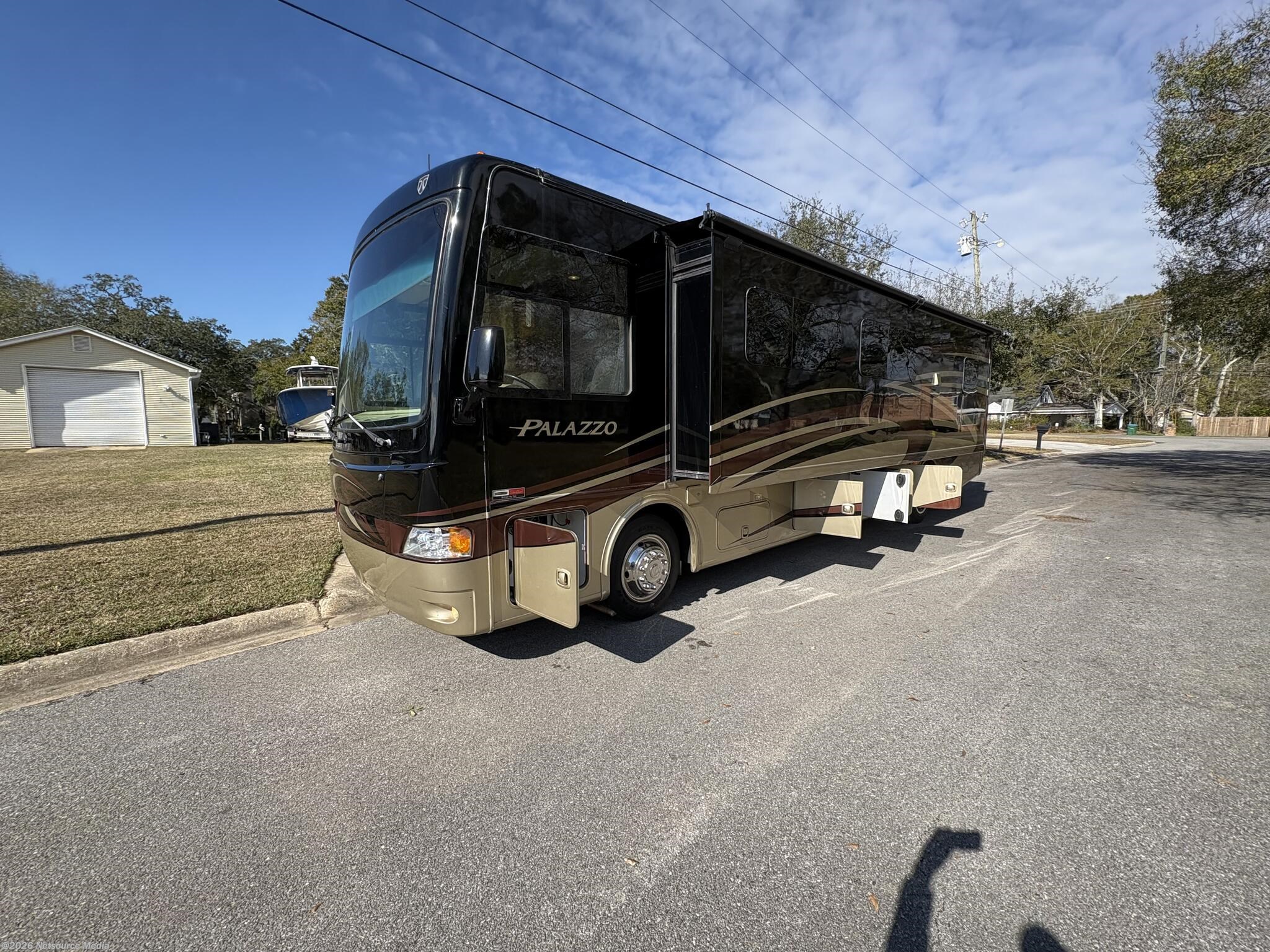 2015 Thor Motor Coach Palazzo 36.1 - Used Class A For Sale by For Sale By Owner in Pascagoula, Mississippi features Skylight, Smoke Detector, Propane, Automatic Leveling Jacks, Air Assist Suspension