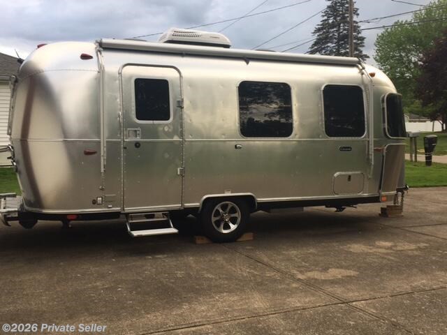 Right side entry with retractable steps