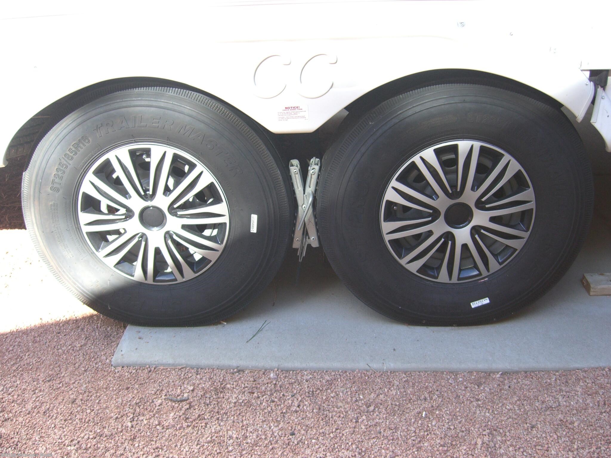 2008 Forest River Cedar Creek Silverback King bed, large living area - Used Fifth Wheel For Sale by For Sale By Owner in Flagstaff, Arizona