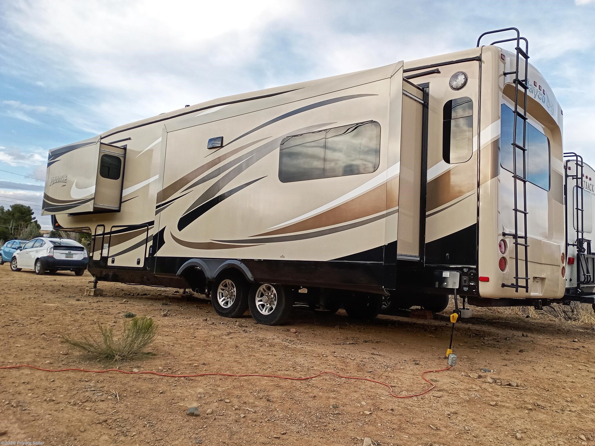 2015 Jayco Pinnacle 31RETS - Used Fifth Wheel For Sale by For Sale By Owner in Presccott, Arizona features Island Kitchen, Multi Media Sound System w/Input Jacks, Stabilizer Jacks, Pantry, Ceiling Fan