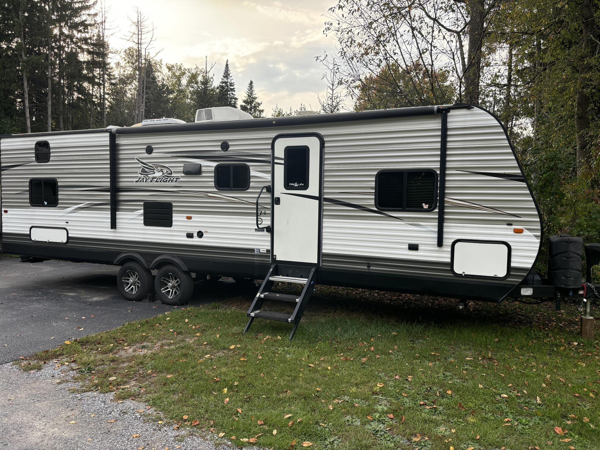 2017 Jayco Jay Flight 29 QBS - Used Travel Trailer For Sale by For Sale By Owner in Honeoye Falls, New York features Shower, Exterior Grill, Toilet, Refrigerator, Converter