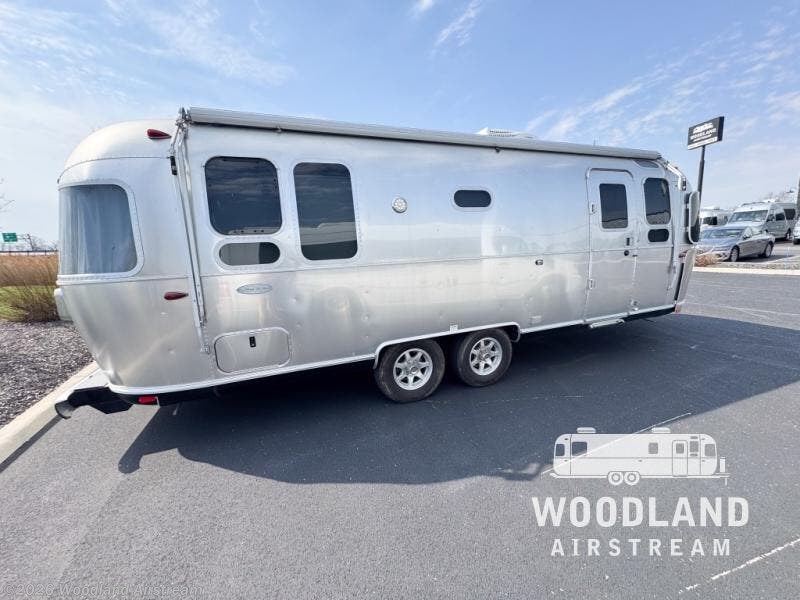 2018 Flying Cloud 26U Twin by Airstream from Woodland Airstream in Lebanon, Indiana