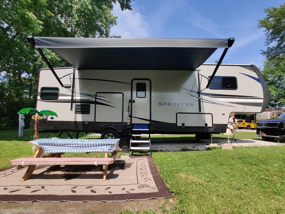 2020 Keystone Sprinter Campfire Back kitchen, middle living, front bedroom - Used Fifth Wheel For Sale by For Sale By Owner in Indianapolis, Indiana features Slideout, Alloy Wheels, Exterior Speakers, Multi Media Sound System w/Input Jacks, Fire Extinguisher
