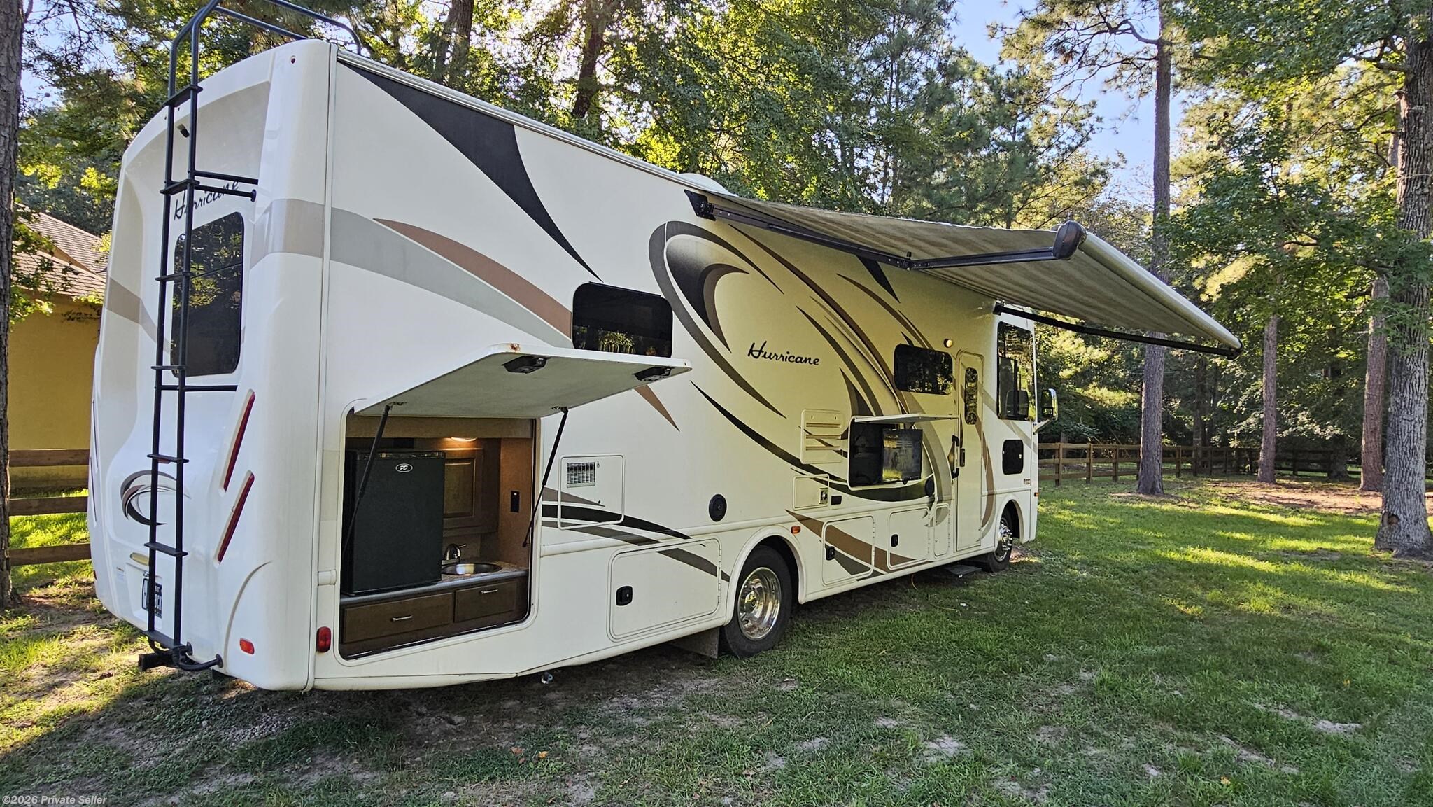 2017 Thor Motor Coach Hurricane Used 2017 Thor Motor Coach 31S - Used Class A For Sale by For Sale By Owner in Montgomery, Texas