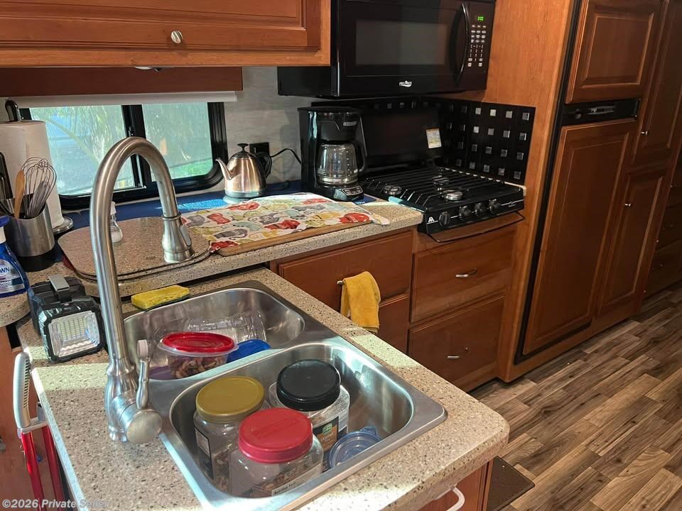 2017 Winnebago Vista LX VIN 1F65F5DY2H0A08679 - Used Class A For Sale by For Sale By Owner in MIAMI, Florida