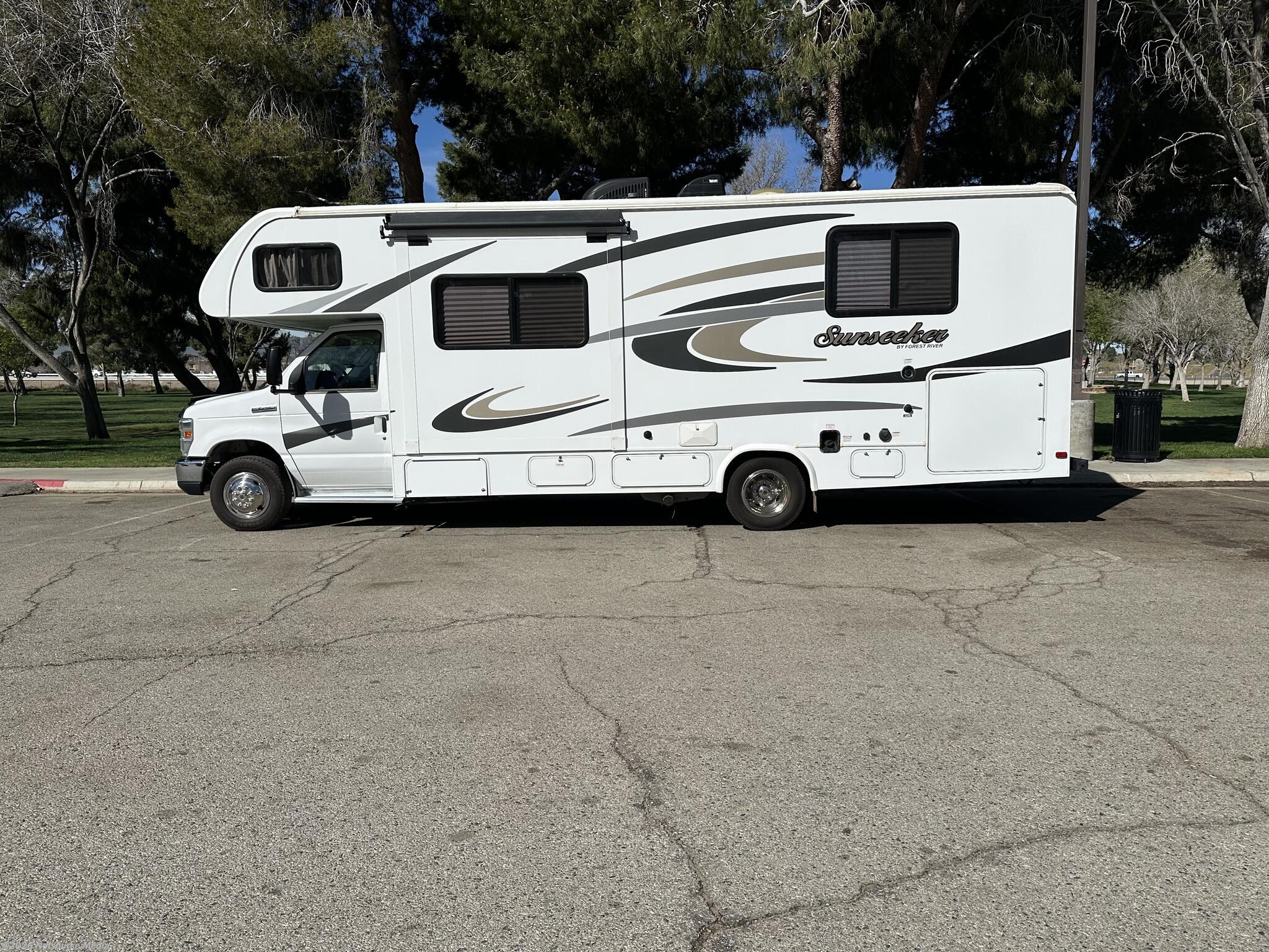 2016 Forest River Sunseeker Rear Queen / Cabover Bunk / Slide - Used Class C For Sale by For Sale By Owner in Lancaster, California