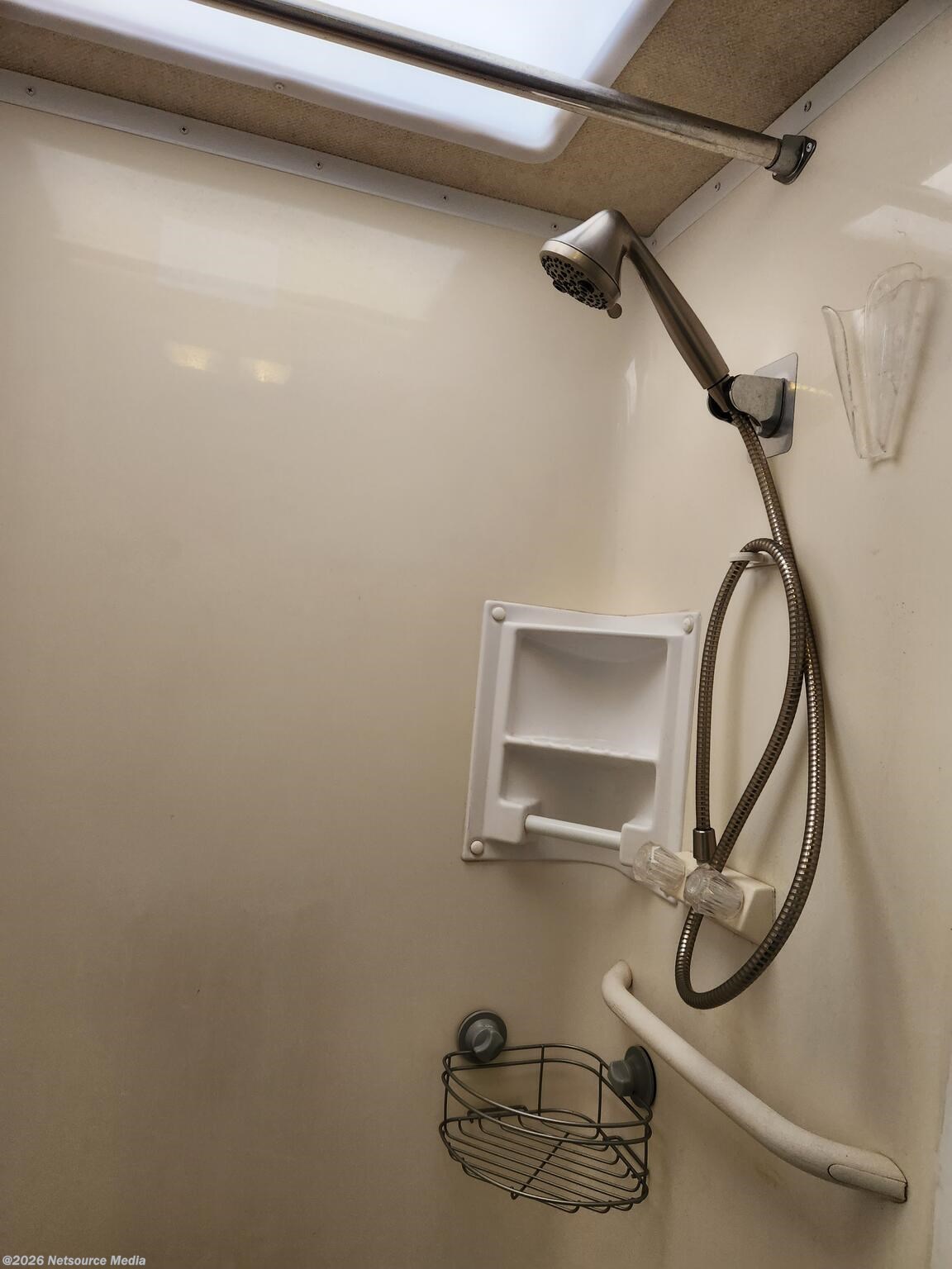Lg shower w/skylight