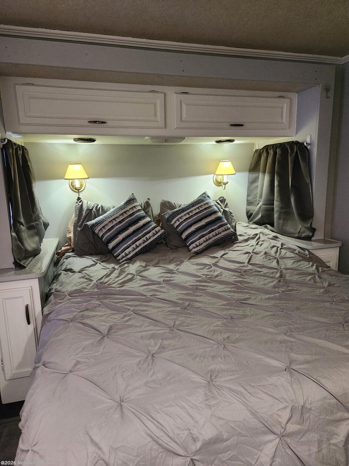 Bedrm, queen memory foam mattress 