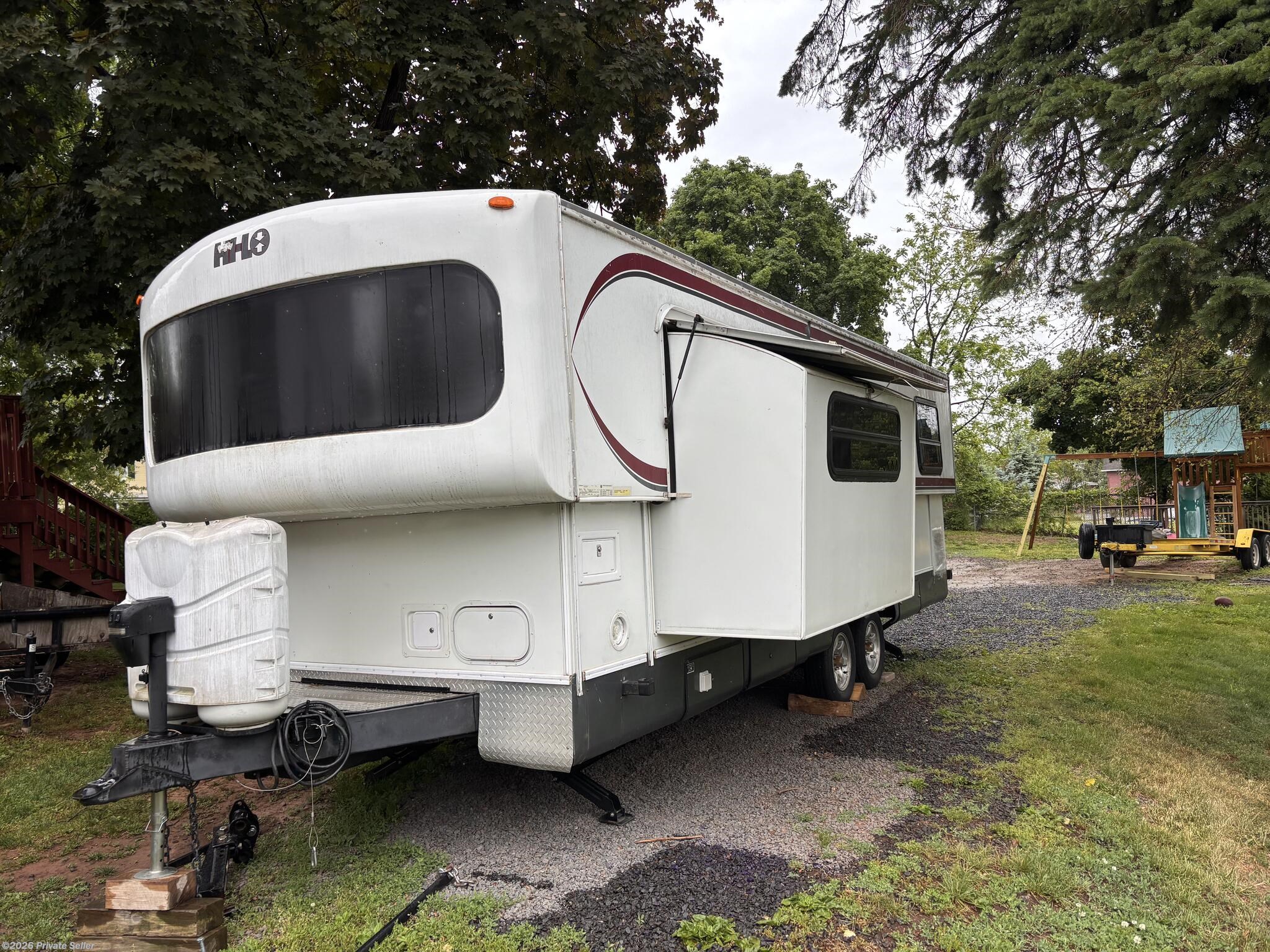 2010 Hi-Lo Classic Queen bed, convertible Couch - Used Travel Trailer For Sale by For Sale By Owner in Flemington, New Jersey