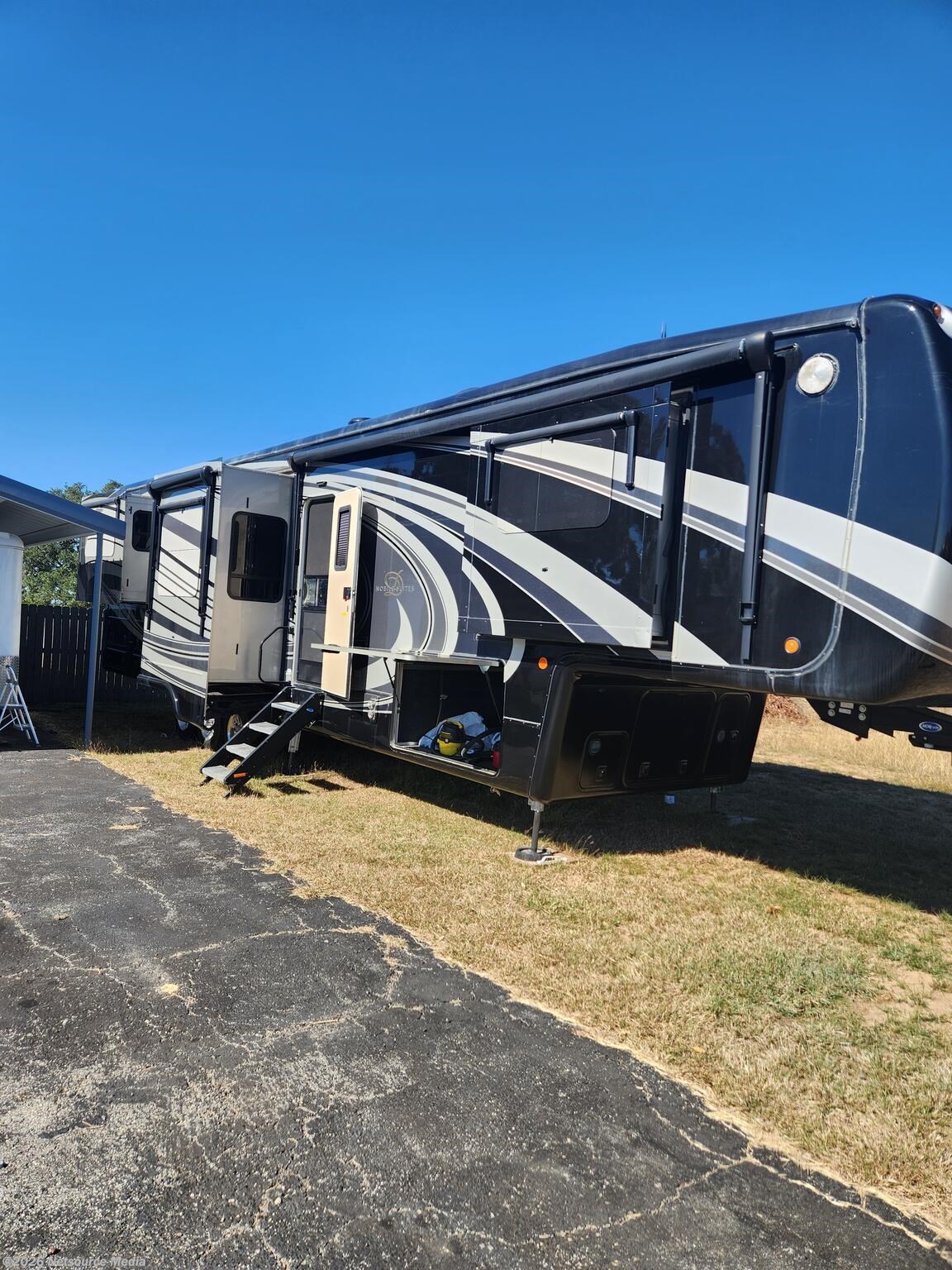 2020 DRV Mobile Suites 44 Columbus - Used Fifth Wheel For Sale by For Sale By Owner in Pipe Creek, Texas features Keyless Entry, Furnace, Air Conditioning, Hydraulic Jack, Day/Night Shades