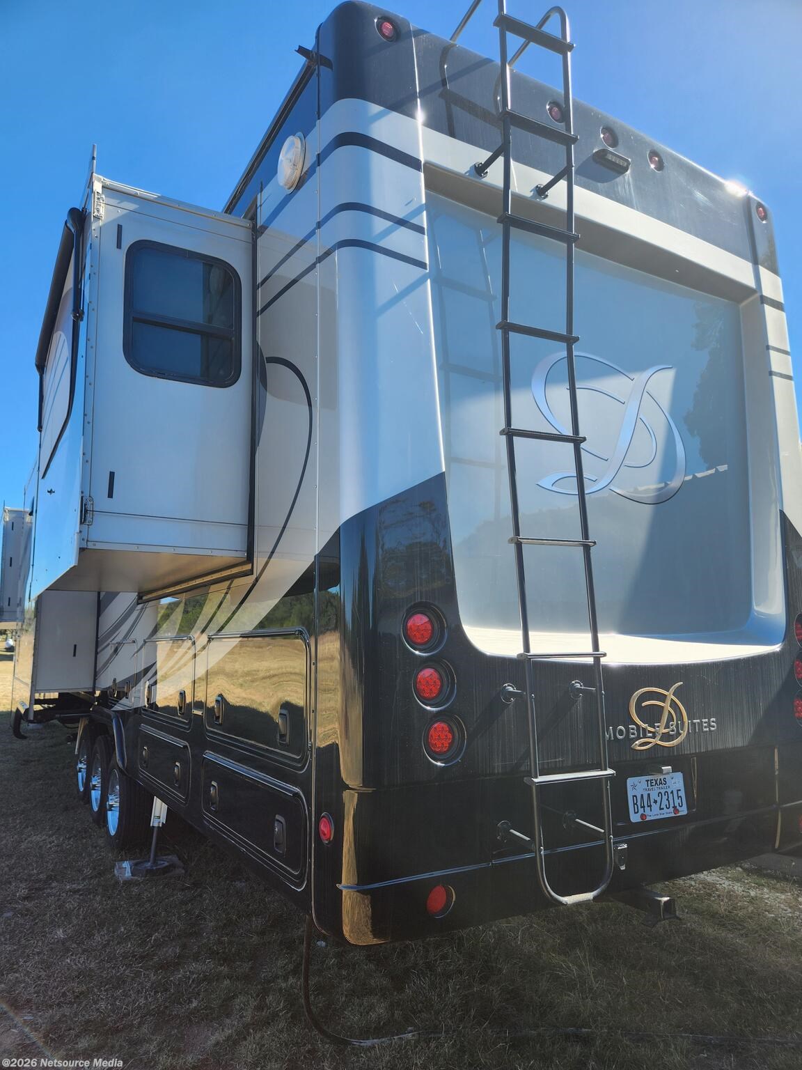 2020 Mobile Suites 44 Columbus by DRV from For Sale By Owner in Pipe Creek, Texas