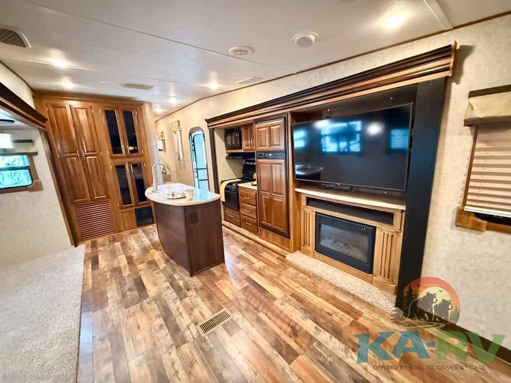 2016 Prime Time Crusader M 295 RST - Used Fifth Wheel For Sale by KA-RV Sales in Fruitland Park, Florida