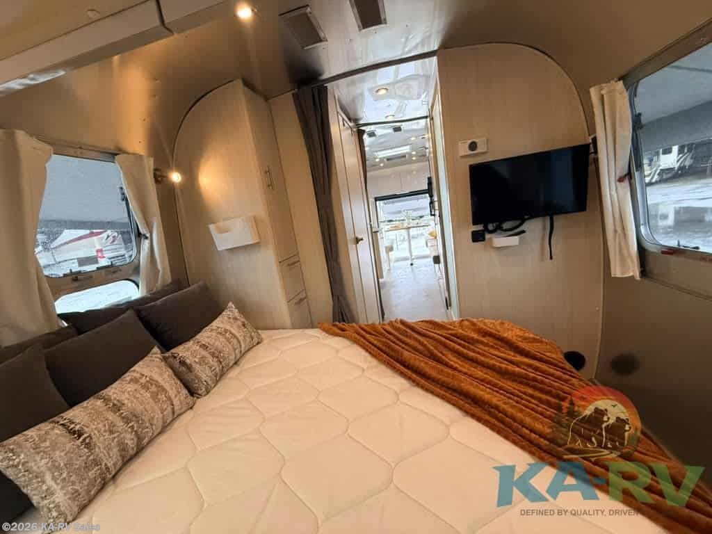 2021 Airstream Flying Cloud 25FB - Used Travel Trailer For Sale by KA-RV Sales in Fruitland Park, Florida