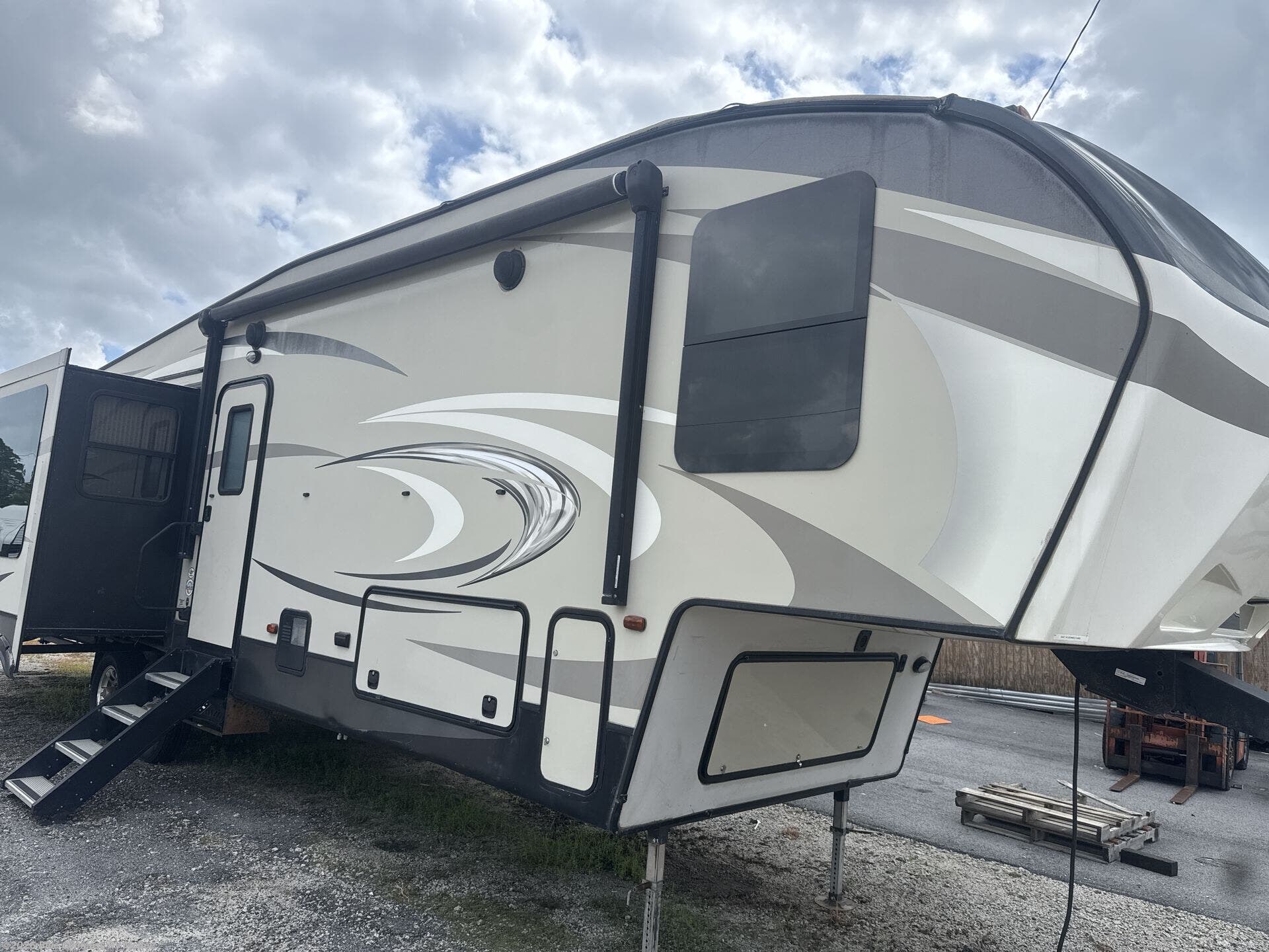 2016 Keystone Cougar 333MKS - Used Fifth Wheel For Sale by Blue Compass RV McBee in McBee, South Carolina features Slideout