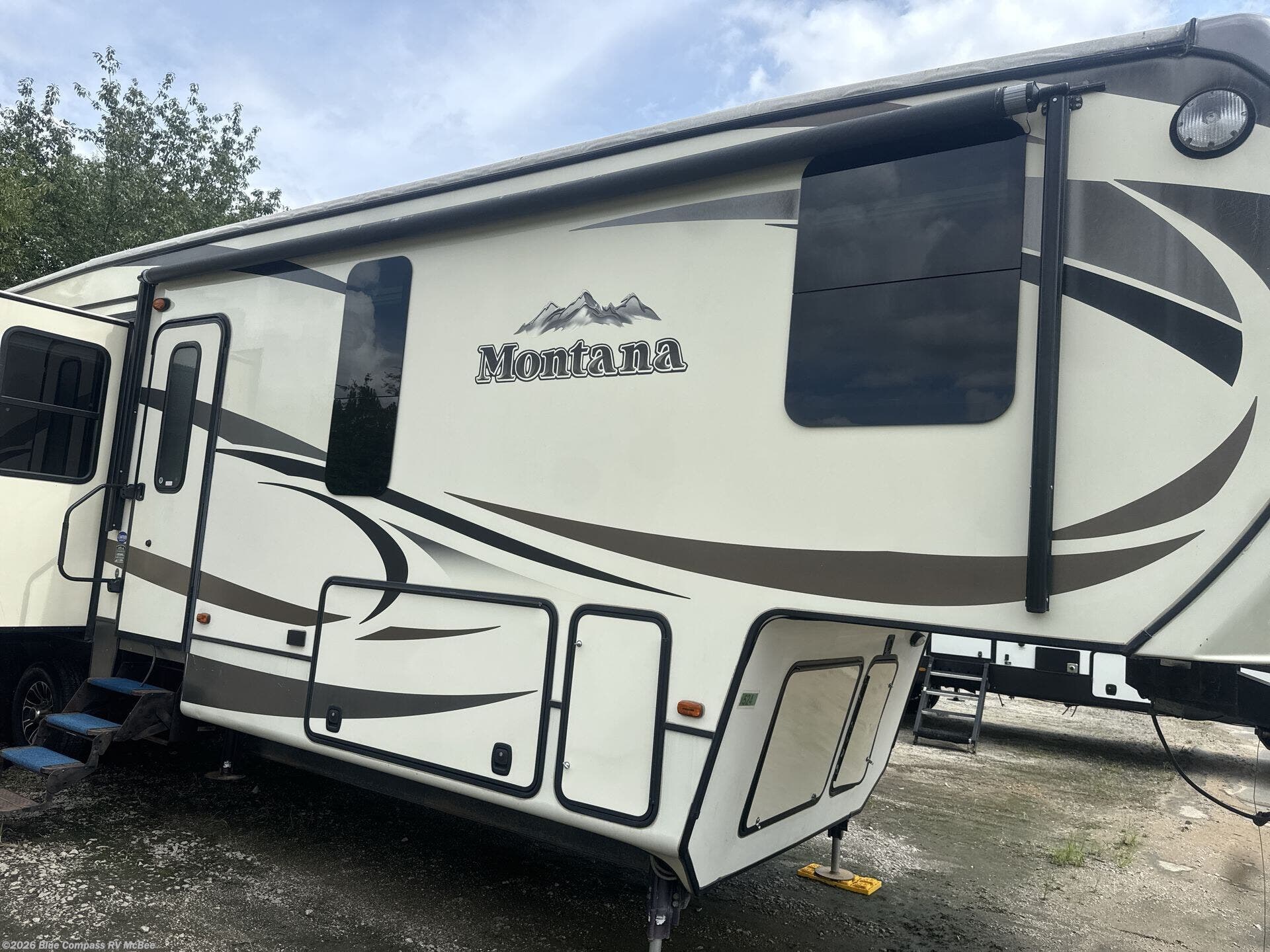 2015 Keystone Montana 3610 RL - Used Fifth Wheel For Sale by Blue Compass RV McBee in McBee, South Carolina features Slideout