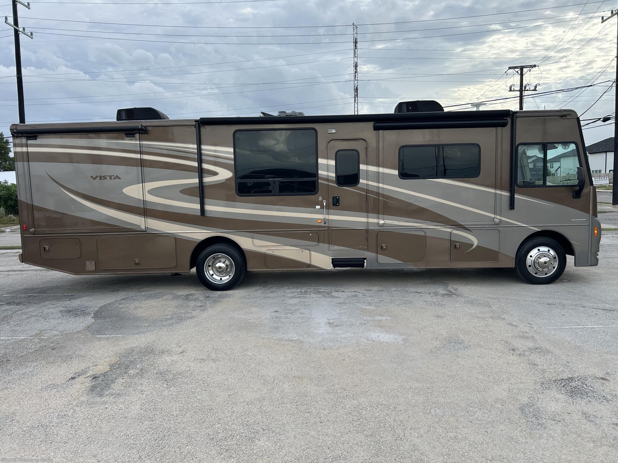 2015 Winnebago Vista 36Y - Used Class A For Sale by For Sale By Owner in San Antonio, Texas features Residential Refrigerator, Icemaker, Oven, Furnace, Dryer