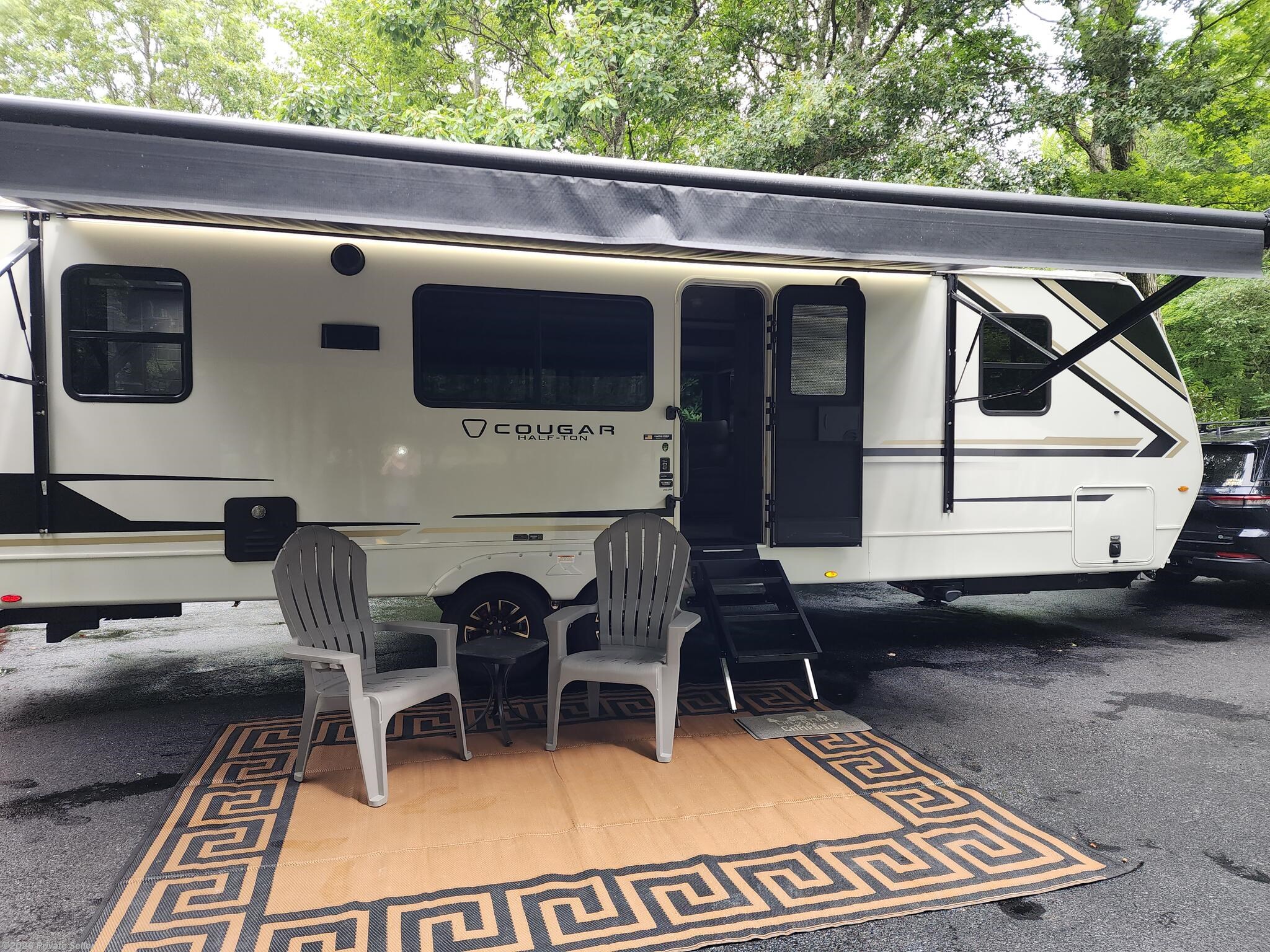2026 Keystone Cougar Half-Ton 26LBW - Used Travel Trailer For Sale by For Sale By Owner in Jim Thorpe, Pennsylvania features Screen Door, Vanity, Non-Smoking Unit, Smart TV, Power Roof Vent