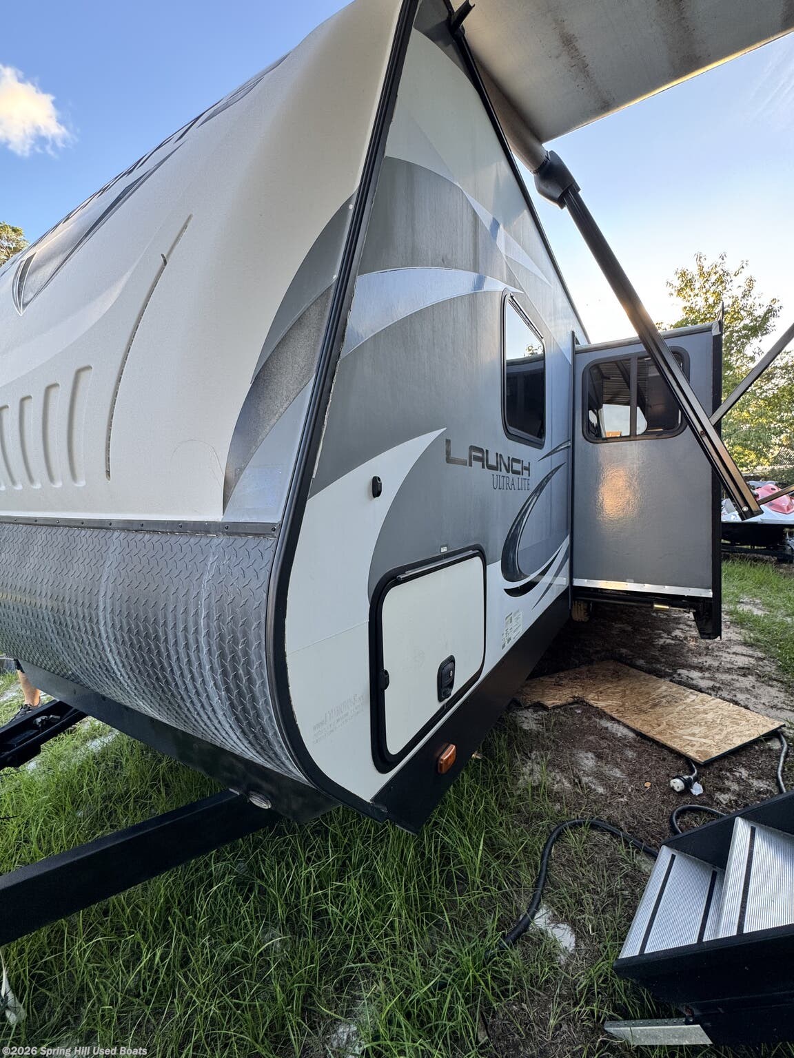 2018 Starcraft Launch Ultra Lite 27BHU - Used Travel Trailer For Sale by Spring Hill Used Boats in Brooksville, Florida features Stove, AM/FM/CD, Stabilizer Jacks, Furnace, Toilet