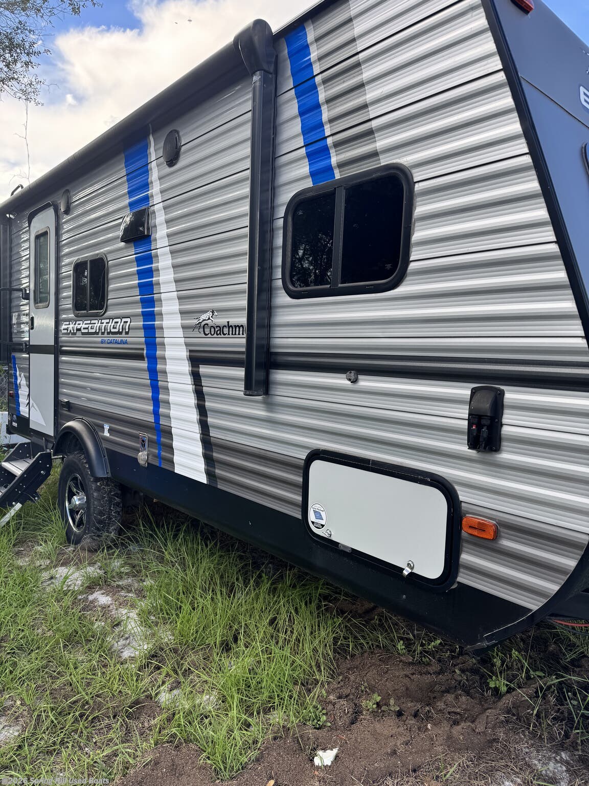 2022 Coachmen Catalina Legacy Edition 243RBS - Used Travel Trailer For Sale by Spring Hill Used Boats in Brooksville, Florida features Microwave, TV, Bunk Beds, Toilet, Furnace