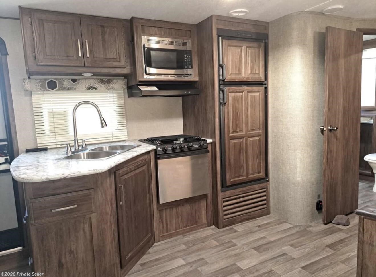Kitchen, all appliances work well. 