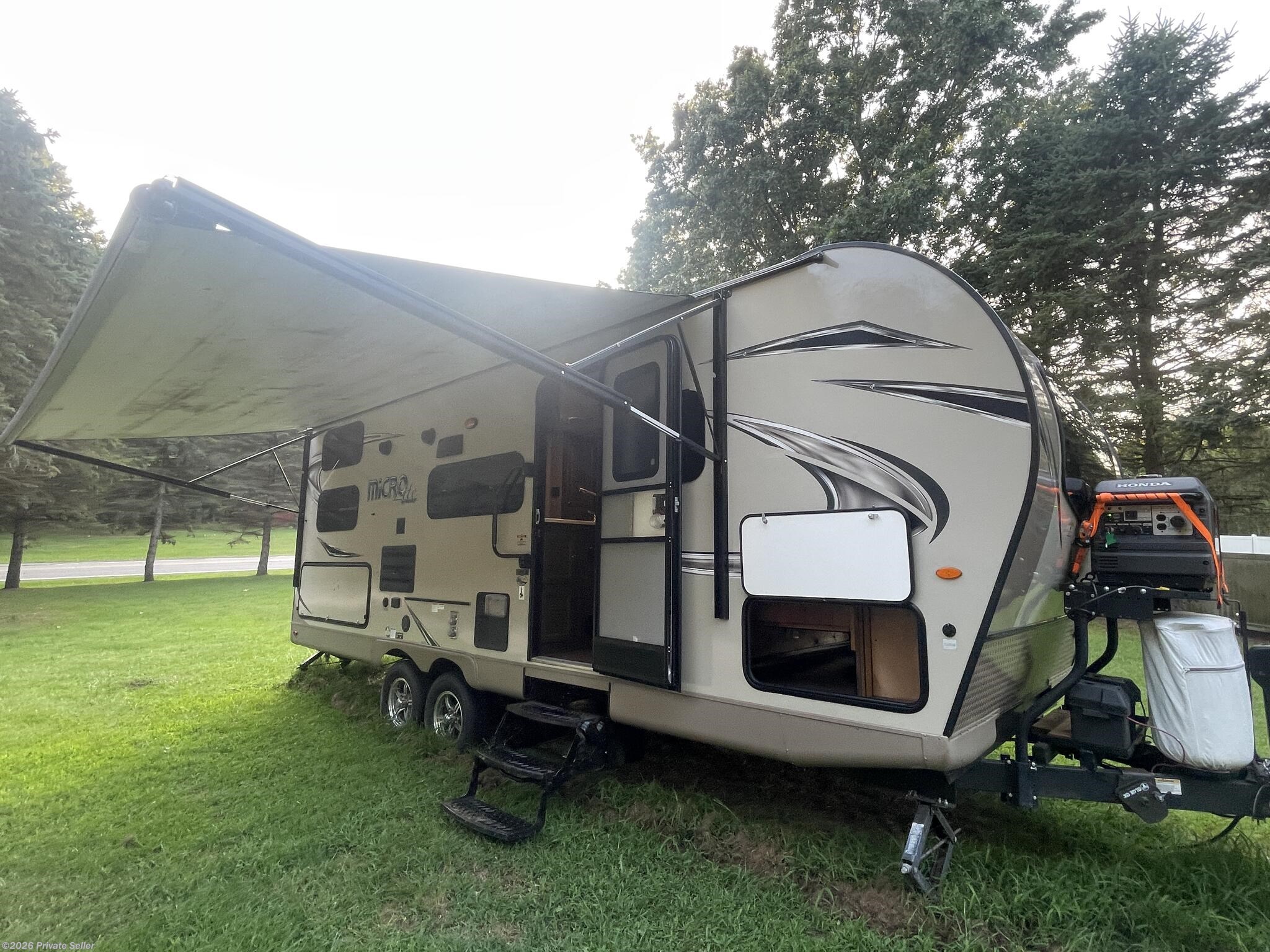 2018 Forest River Flagstaff 25BRDS - Used Travel Trailer For Sale by For Sale By Owner in Stevensville, Michigan