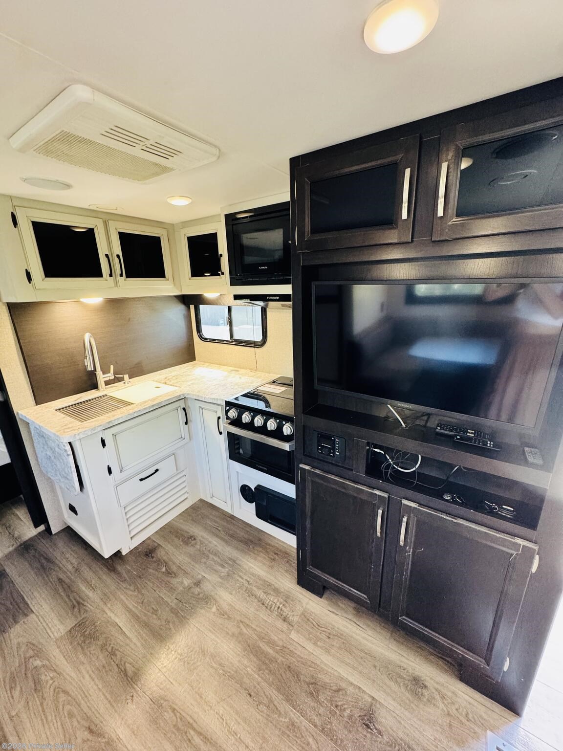 2023 Jay Feather King bed, sofa bed, kitchen & huge rear bathroom by Jayco from For Sale By Owner in Scottsdale, Arizona
