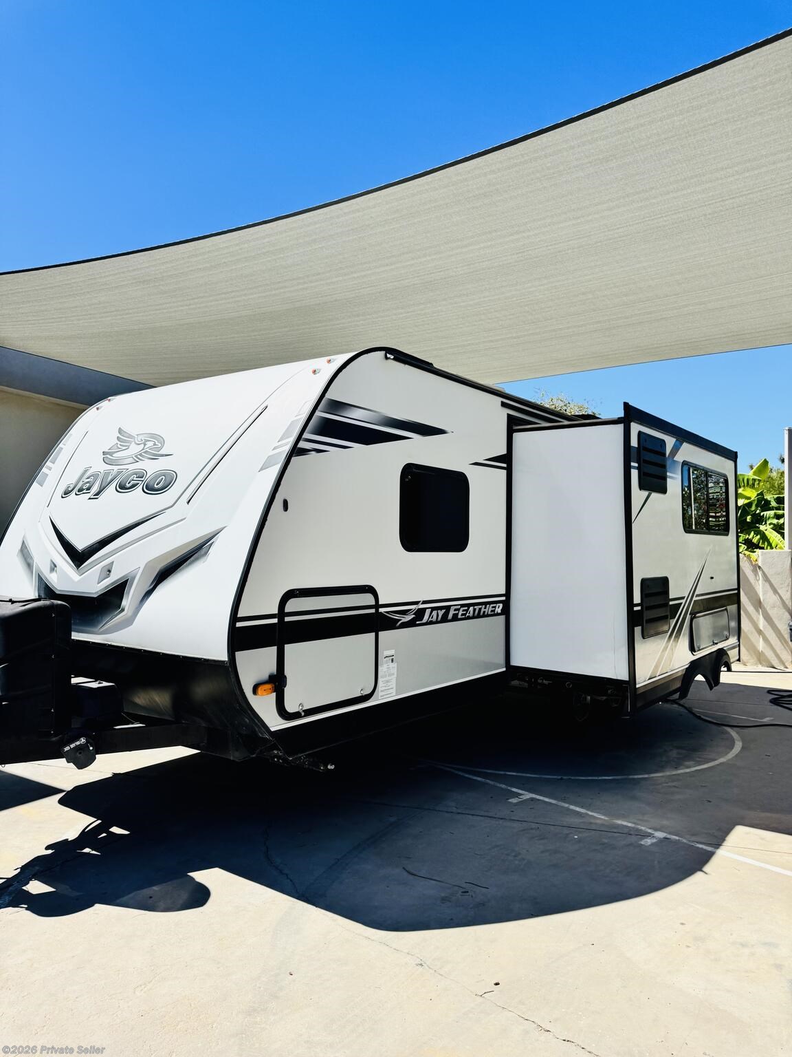 2023 Jayco Jay Feather King bed, sofa bed, kitchen & huge rear bathroom - Used Travel Trailer For Sale by For Sale By Owner in Scottsdale, Arizona