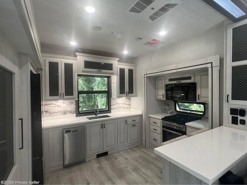 2025 East to West Ahara 395FB - Used Fifth Wheel For Sale by For Sale By Owner in Beverly Hills, Florida