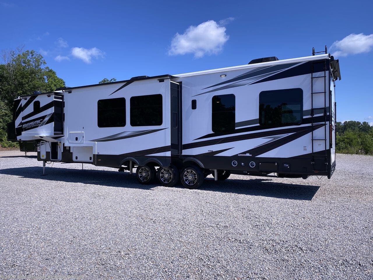 2024 Jayco Seismic Luxury Series 4113 RV for Sale in Benson, NC 27504