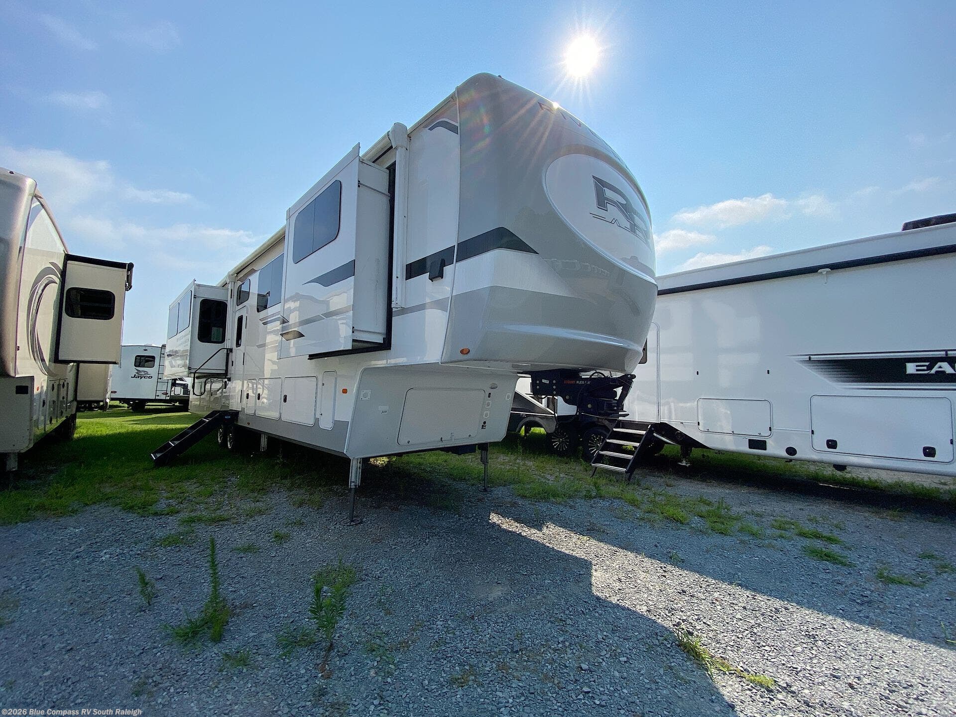 2022 River Ranch Salem Hemisphere Hyper-Lyte 392mb by Palomino from Blue Compass RV South Raleigh in Benson, North Carolina
