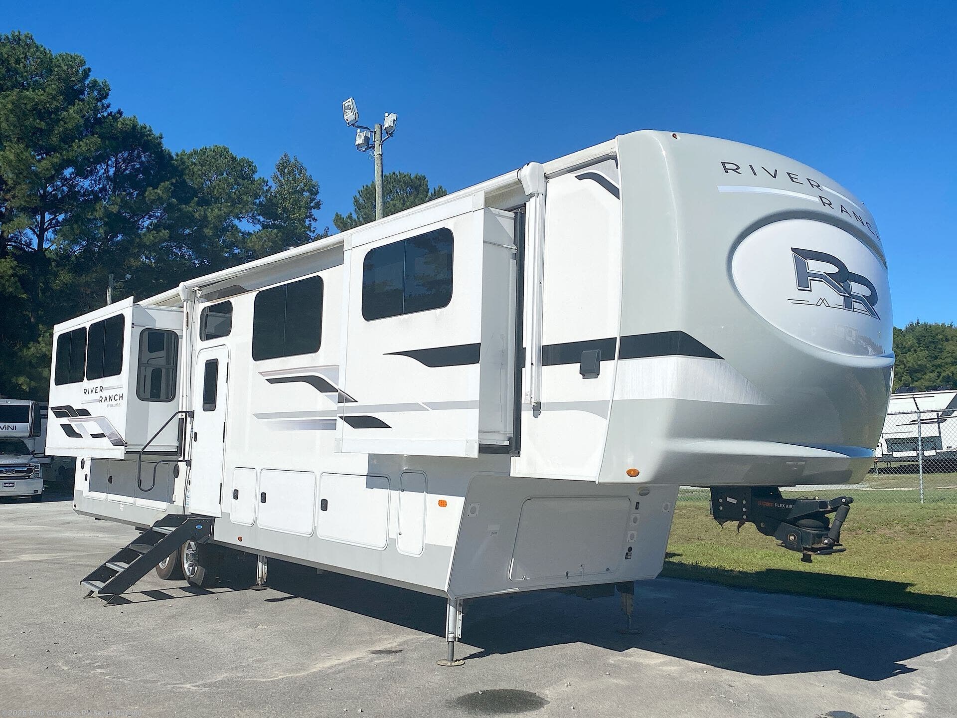 2022 River Ranch Salem Hemisphere Hyper-Lyte 392mb by Palomino from Blue Compass RV South Raleigh in Benson, North Carolina