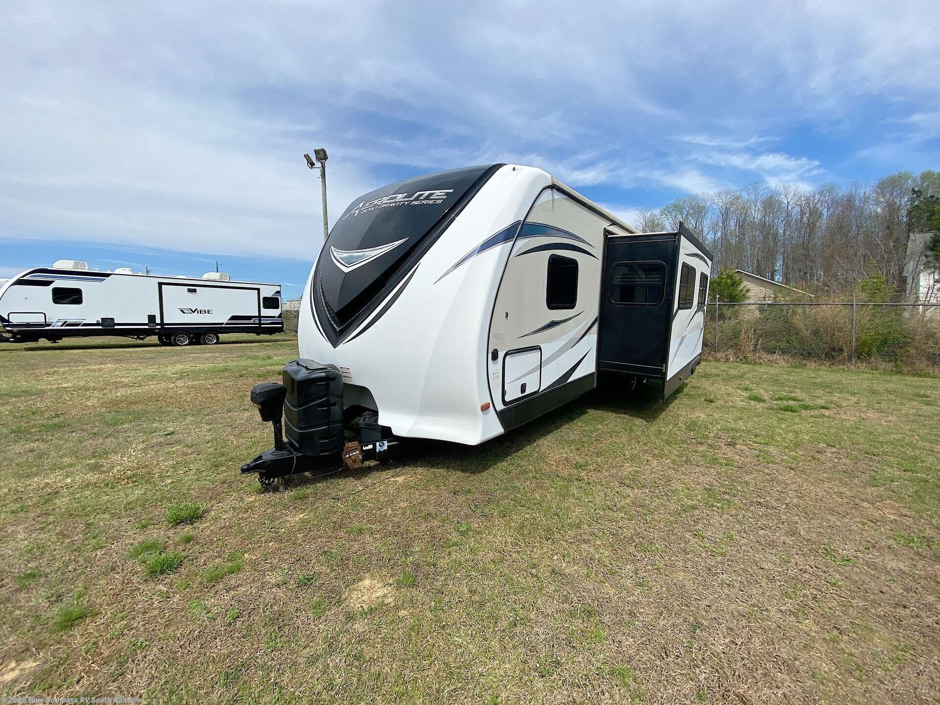 Used 2017 Dutchmen Aerolite Luxury Class 282DBHS available in Benson, North Carolina