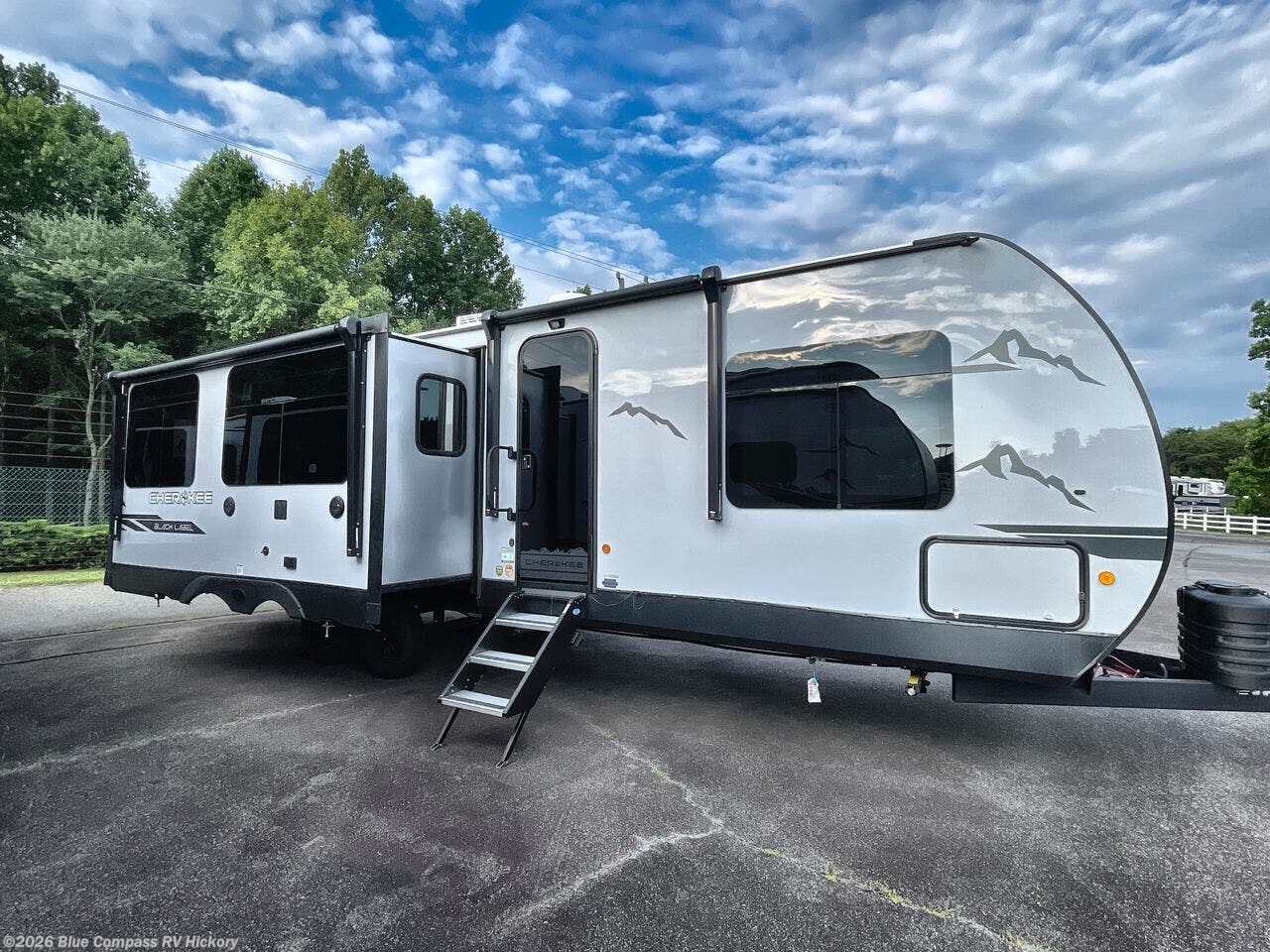 New 2025 Forest River Cherokee Wolf Den 273XLKBL available in Claremont, North Carolina