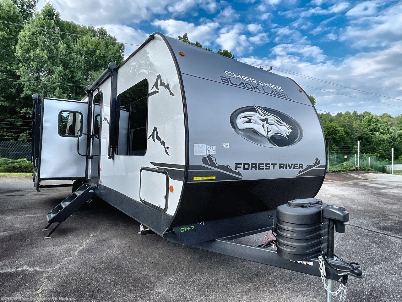 2025 Cherokee Wolf Den 273XLKBL by Forest River from Blue Compass RV Hickory in Claremont, North Carolina