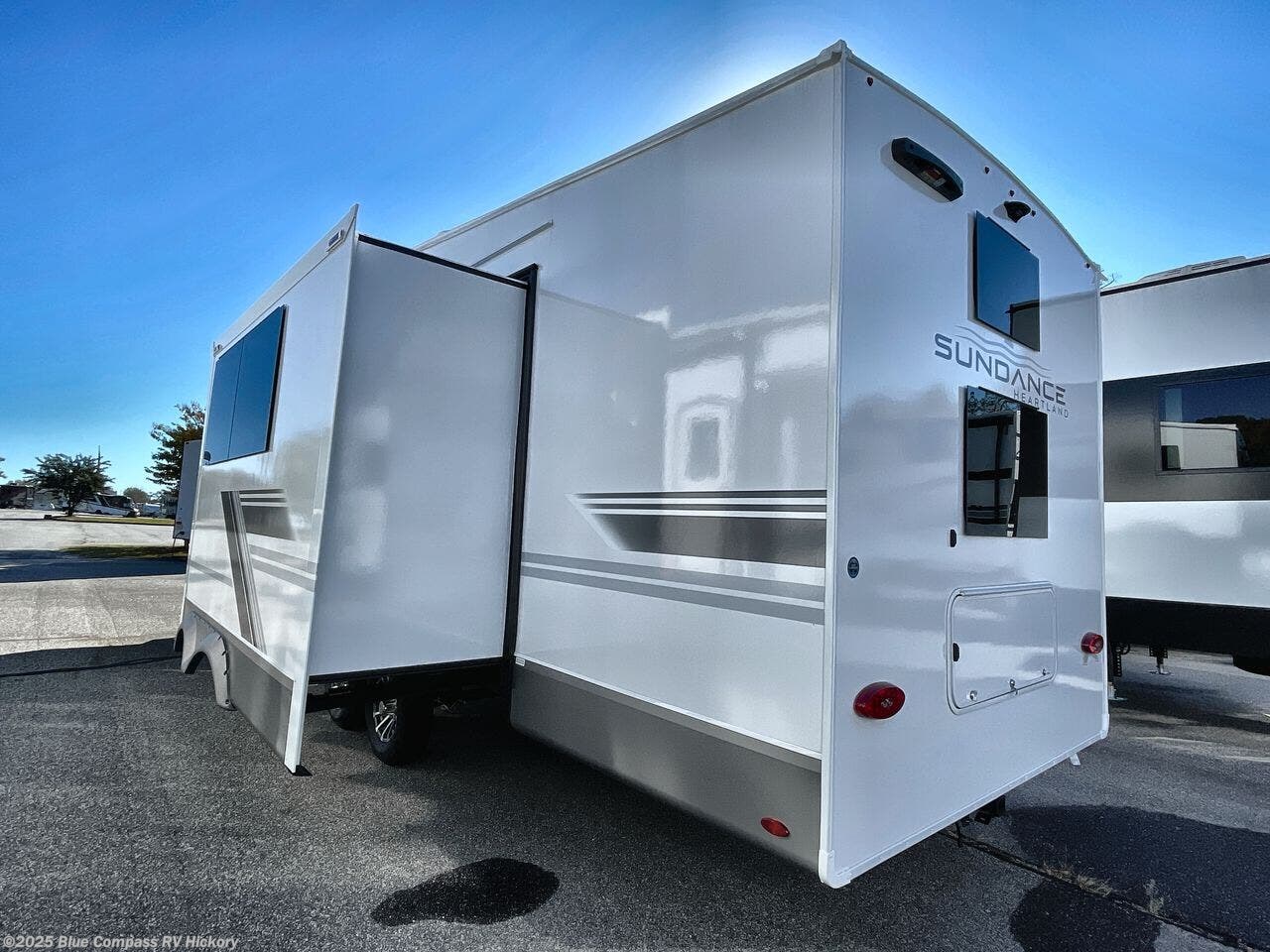 2026 Heartland Sundance XLT 28DB - New Fifth Wheel For Sale by Blue Compass RV Hickory in Claremont, North Carolina