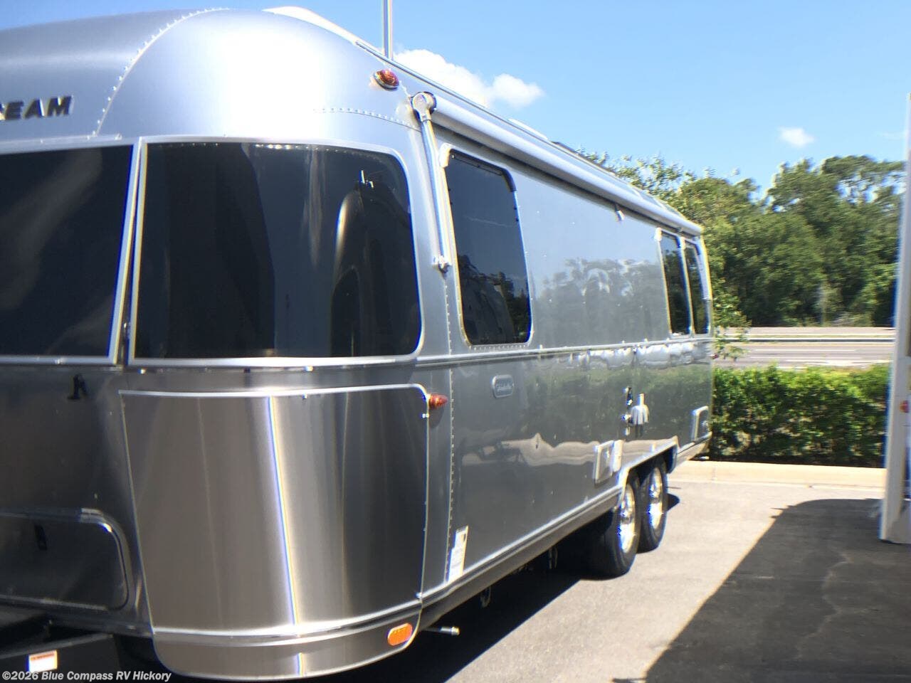 2024 Globetrotter 27FB by Airstream from Blue Compass RV Hickory in Claremont, North Carolina