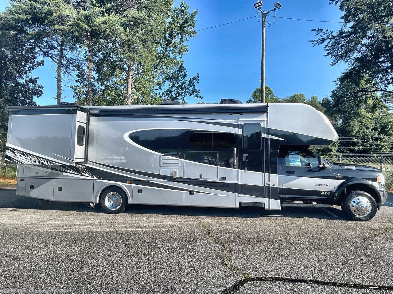 Used 2022 Dynamax Corp Isata 5 34DS available in Claremont, North Carolina