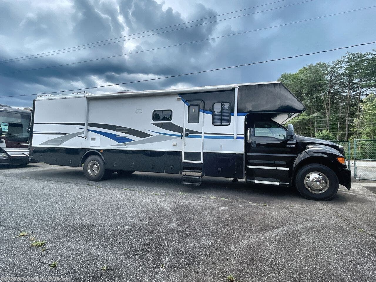 2006 Four Winds Super C 39C by Thor Motor Coach from Blue Compass RV Hickory in Claremont, North Carolina