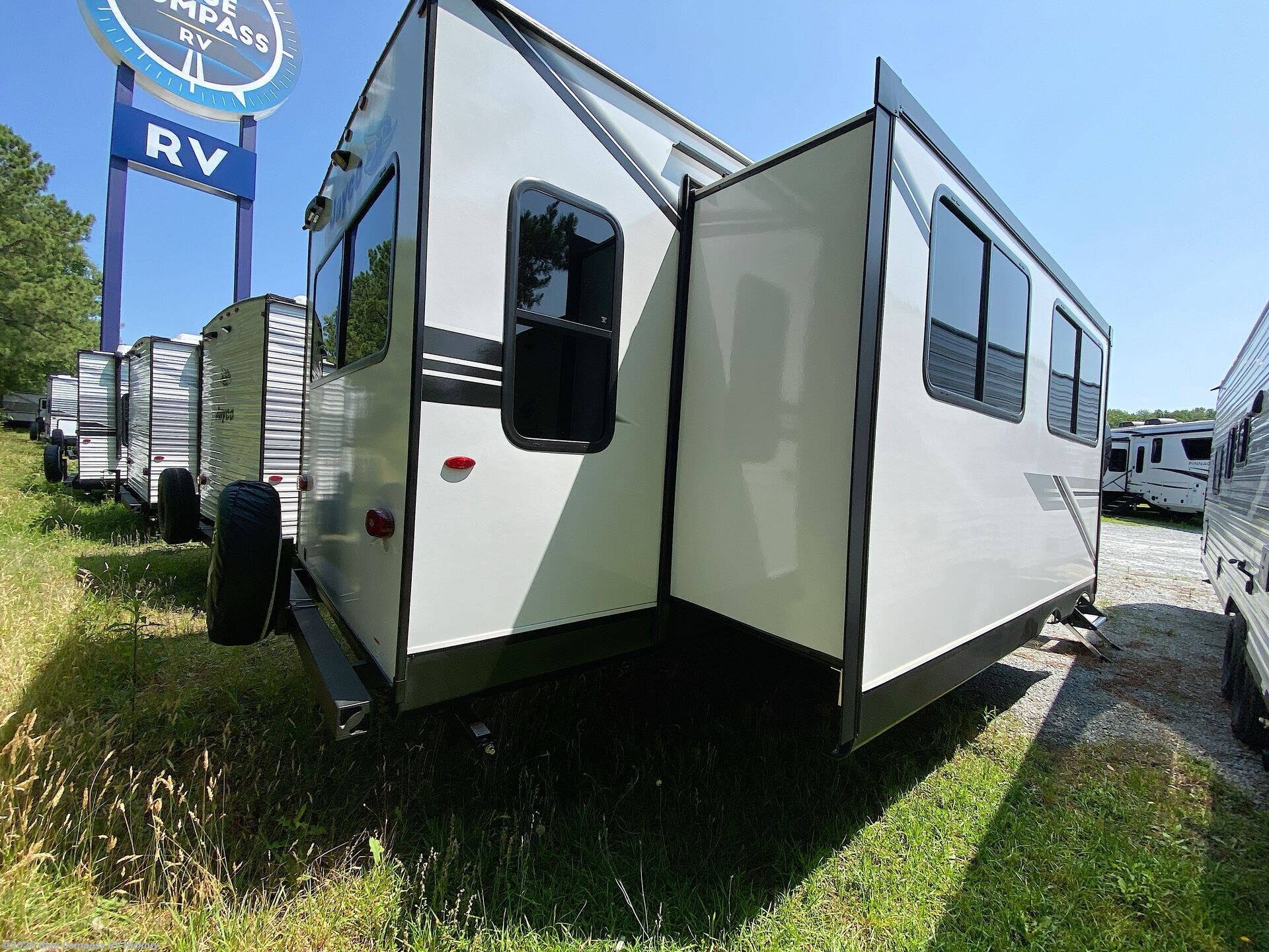 2025 Jayco Jay Flight SLX 334RTS - Used Travel Trailer For Sale by Blue Compass RV Hickory in Claremont, North Carolina features Slideout