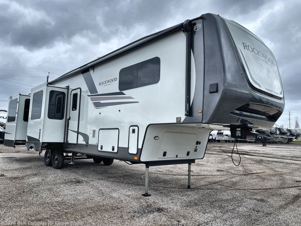 2026 Forest River Rockwood Signature 404SRK - New Fifth Wheel For Sale by Blue Compass RV Corpus Christi in Corpus Christi, Texas