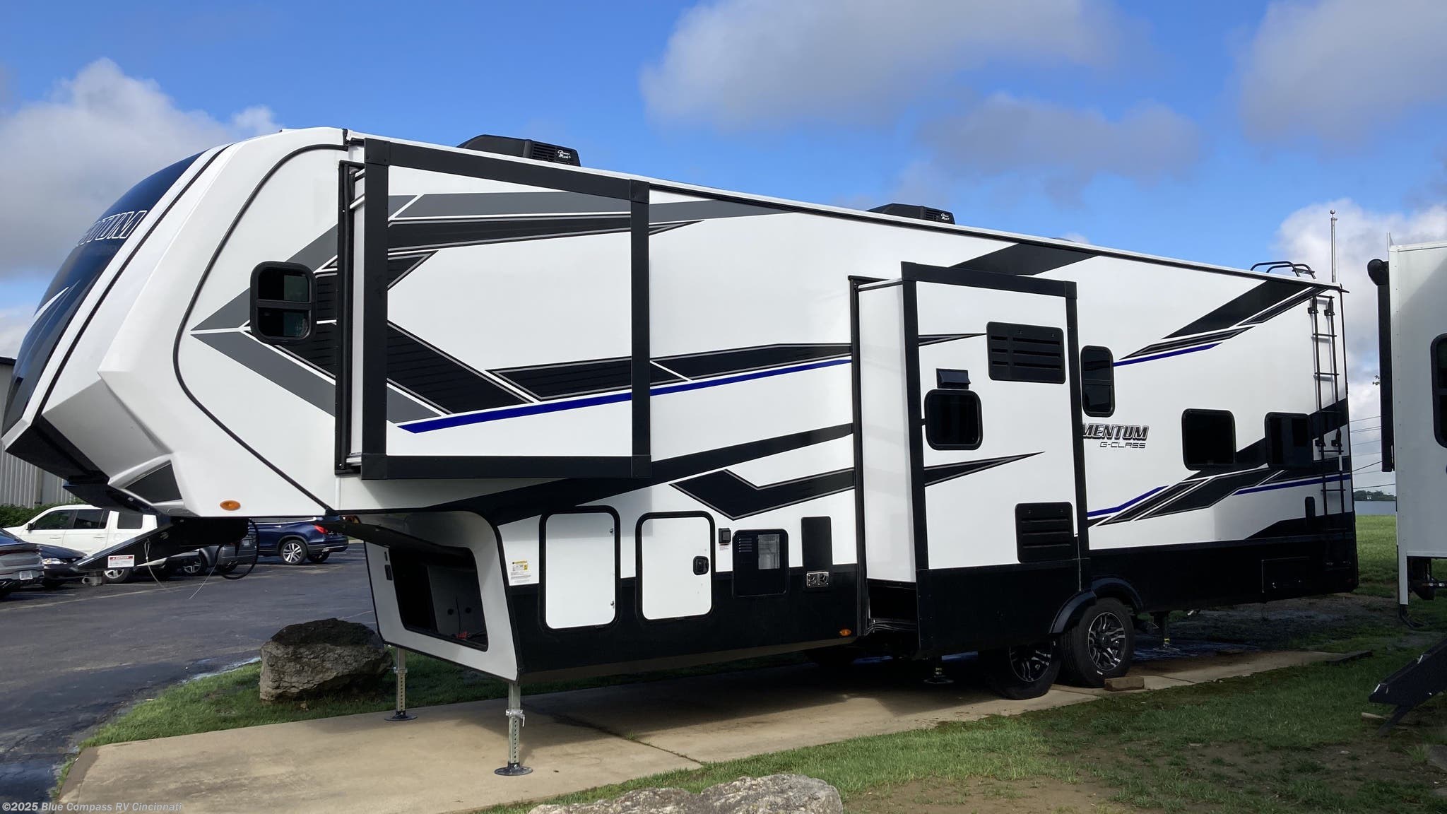 2021 Grand Design Momentum GClass 320G RV for Sale in Cincinnati, OH