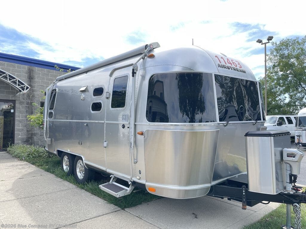 2017 Airstream Flying Cloud 23D - Used Travel Trailer For Sale by Blue Compass RV Cincinnati in Cincinnati, Ohio