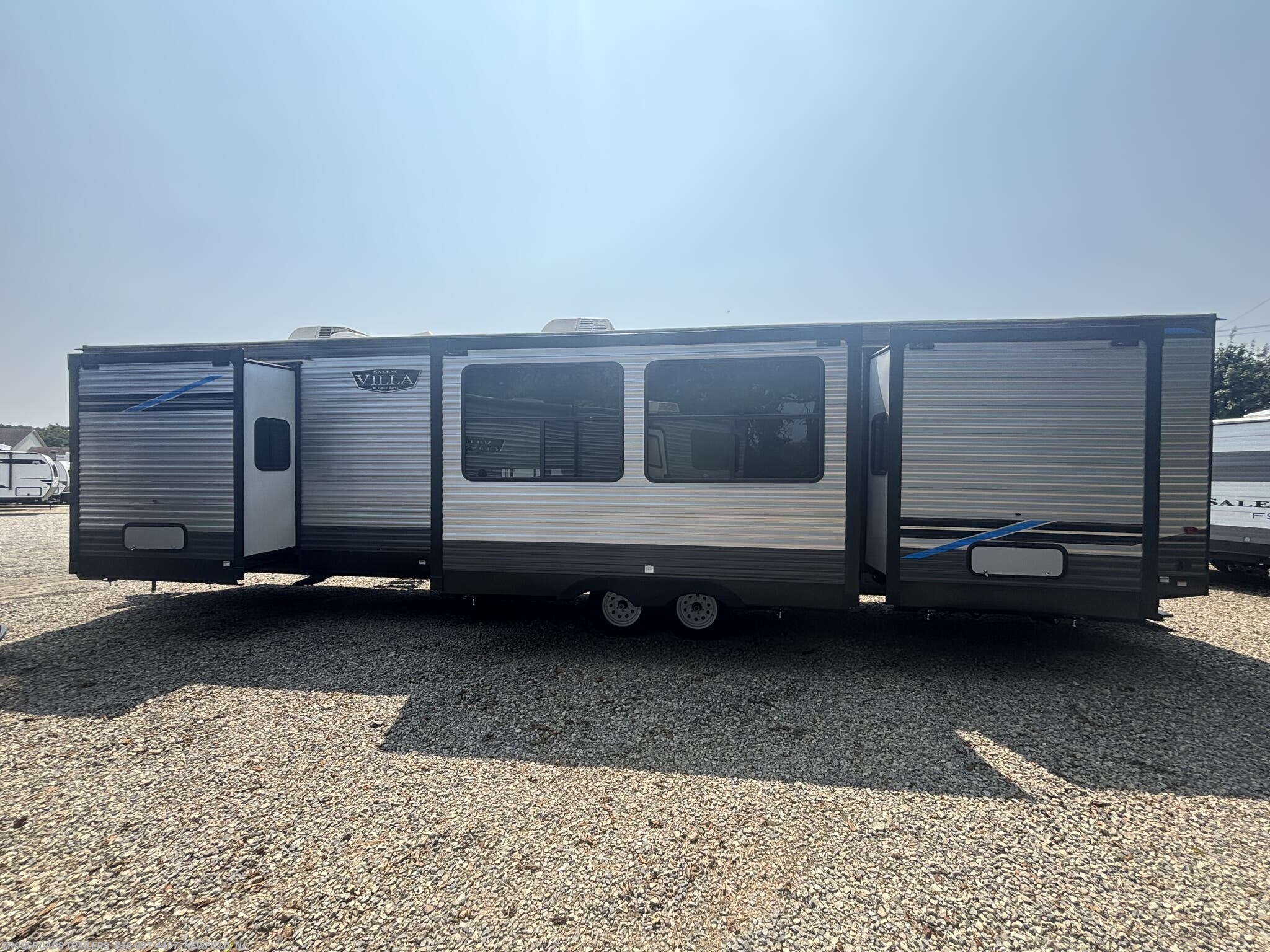 2021 Forest River Salem Villa 4002Q - Used Travel Trailer For Sale by Crossroads Trailer Sales, Inc. in Newfield, New Jersey features Surround Sound System, Shower, Refrigerator, Microwave, Power Roof Vent